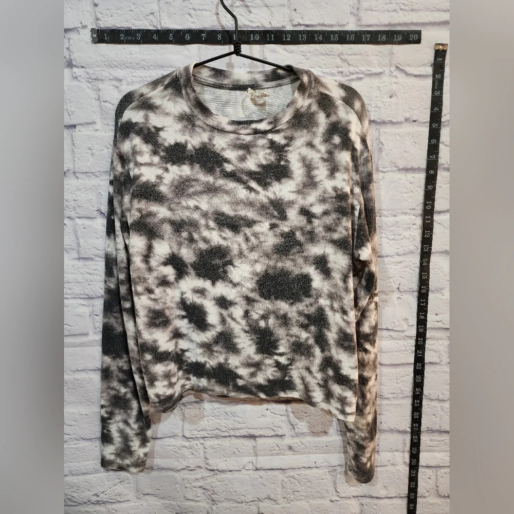 Mudd cropped top with black and white tie dye pattern Size S (Juniors)